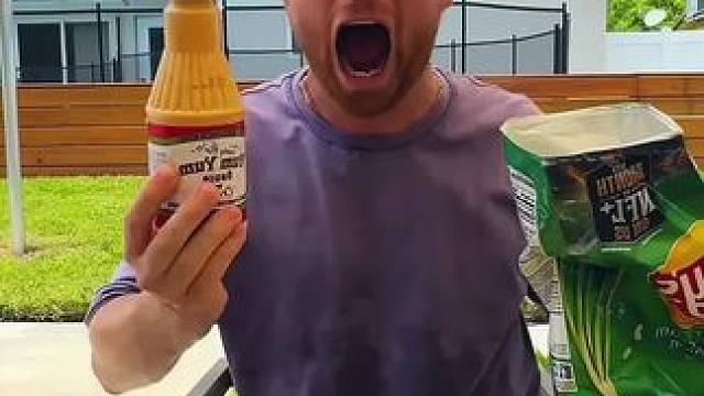 吃薯片男子有新发现，结局让人万万没想到！ #看一遍笑一遍 #老外真会玩 #这操作都看傻了 #哈哈哈皮