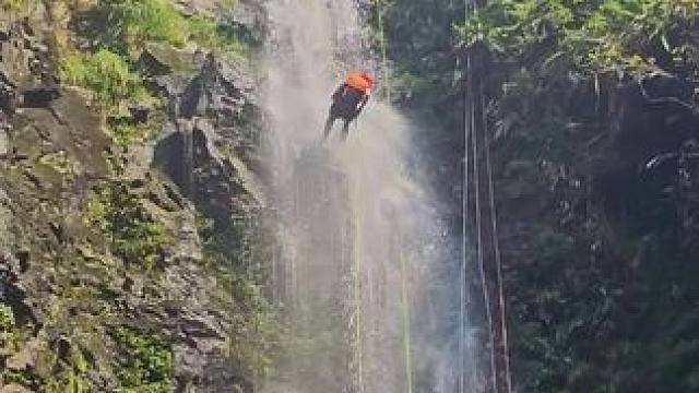 8.10安徽新娘房围观大神们瀑降各显神通
#保持热爱奔赴山海 #户外 #玩的就是心跳 #每一帧都是热