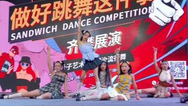 小孩姐的表情管理绝了#三明治kids #teddybear #stayc #路演#吴川三明治随机舞蹈