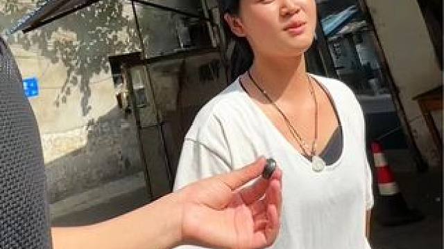 路上偶遇一位小姐姐来南京避暑的 但是我给她推荐了个避暑的好地方，就是咱们新街口刚开的鳌峰吃鲜，而且新