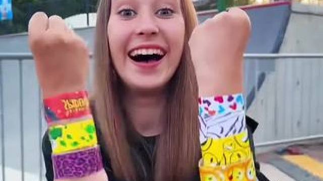 彩色手环玩出新花样，美女简直太会玩了！ #看一遍笑一遍 #老外真会玩 #这操作都看傻了 #哈哈哈皮一