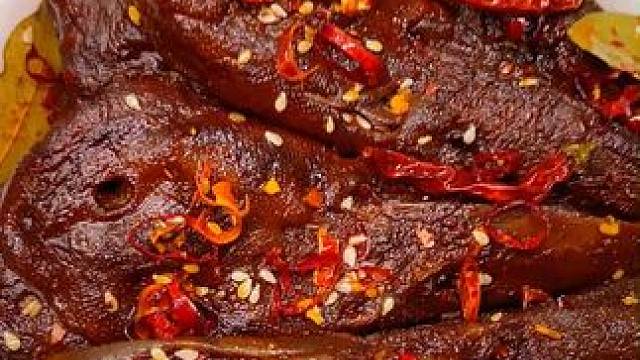 不亏是湖南人做的香辣卤鸭头，是真的好吃，又香又辣卤的特别入味#无辣不欢 #追剧小零食 #好吃到停不下