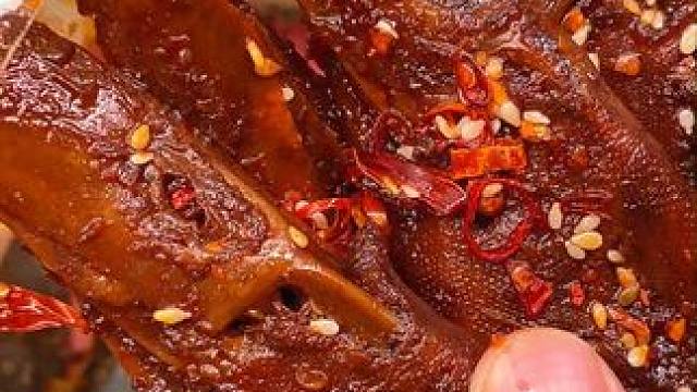 这个湖南的香辣卤鸭头是真的好吃，卤香味十足，麻麻辣辣的特别上头#好吃到停不下来 #无辣不欢 #零食推