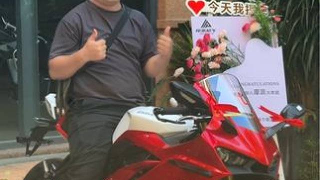 青春就这一次 怎么快乐怎么过
#凯越450rr #提车 #仿赛 #每个男人都有一个机车梦