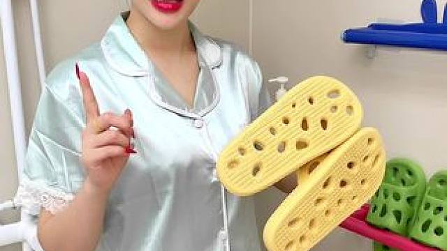 #可伸缩拖鞋架   凉鞋拖鞋用它收纳不占空间，还能当个#可伸缩毛巾架  使用，卫生间干净整洁多了#免