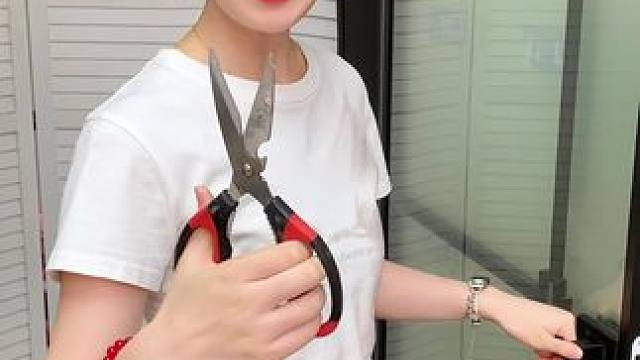 #可伸缩拖鞋架    凉鞋拖鞋用它收纳不占空间，还能当个#可伸缩毛巾架  使用，卫生间干净整洁多了#