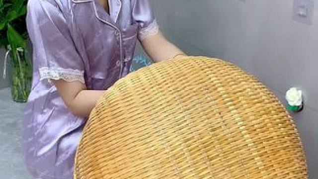 #可伸缩拖鞋架   凉鞋拖鞋用它收纳不占空间，还能当个#可伸缩毛巾架  使用，卫生间干净整洁多了#免