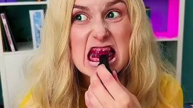 把口红涂在牙齿上面，这招数简直太牛了！ #看一遍笑一遍 #老外真会玩 #这操作都看傻了 #哈哈哈皮一