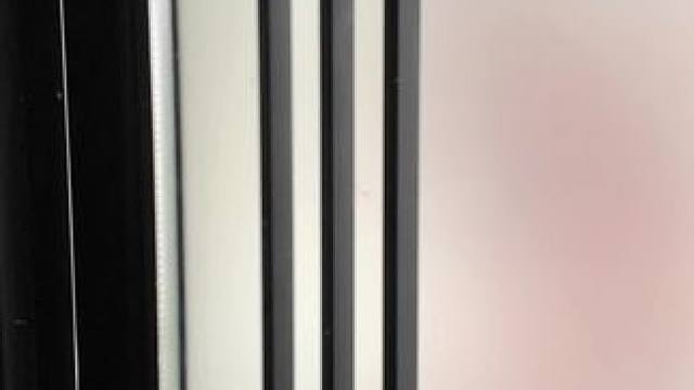 #可伸缩拖鞋架   凉鞋拖鞋用它收纳不占空间，还能当个#可伸缩毛巾架  使用，卫生间干净整洁多了#免