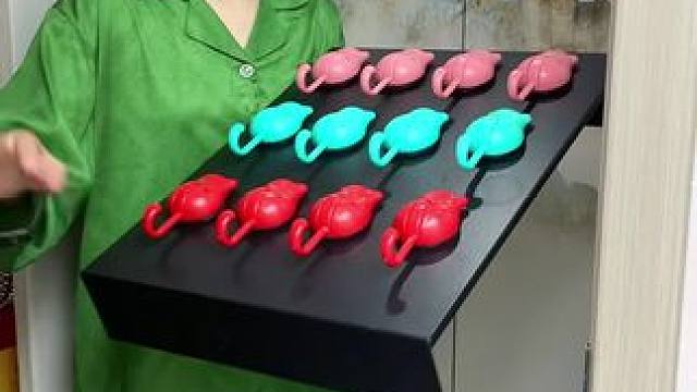 这个按压式小猫挂钩，性价比真的是绝了，真空吸附的#免打孔 ，承重力也嘎嘎好， 还可以随便换位置，不留