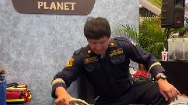 泰国消防员专业操作请勿模仿 #国外视频分享 #野生动物零距离 #蛇