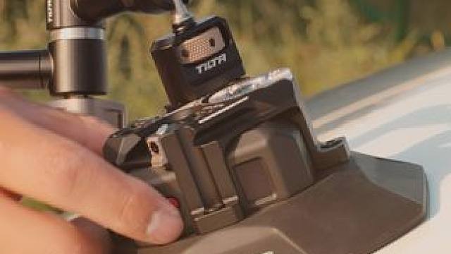 相机微单拍车最简拓展形态！ ｜TILTA铁头 4.5寸电动吸盘 + R5/R6兔笼 + 十寸万向怪手