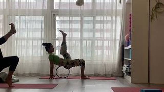 60 分钟肩背轮瑜伽，让你5分钟看完，喜欢记得点赞收藏哦，喜欢口令讲解版的亲们，下方评论区留言告诉我