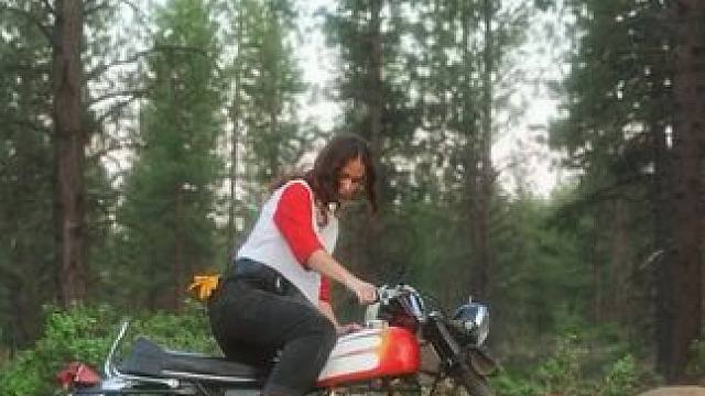 复古女骑｜机车穿搭，老车分享，老车的魅力
#摩托车 #复古机车 #复古穿搭 #女骑 #复古女骑