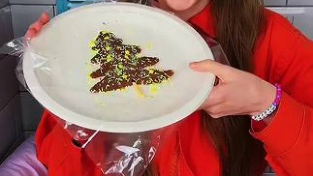 用妙计偷吃保安的巧克力，这招数简直太牛了！ #这操作都看傻了 #老外真会玩 #哈哈哈哈娱乐一下 #哈