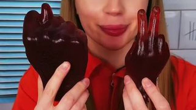 把保安的大软糖变个花样，这操作简直太牛了！ #看一遍笑一遍 #老外真会玩 #这操作都看傻了 #意想不