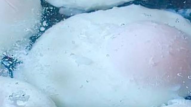 荷包蛋不要直接下锅煮，教你一招，一锅6个1个都不散