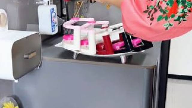 这款吸盘脸盆架可以拆卸换位置重复使用，能同时收纳多个大小同不的脸盆，用完收起来还不占地方 #吸盘脸盆