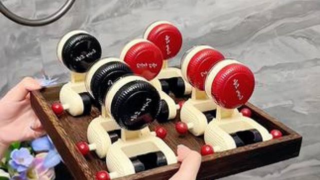 家里有老人或小孩的，在浴室装个#吸盘花洒支架  ，可以随意更换位置调节角度，日常洗洗刷刷再也不用手举