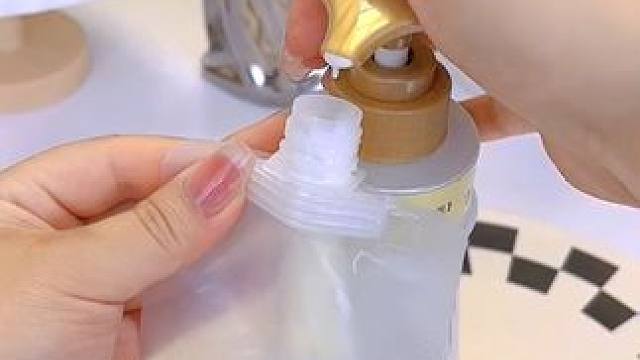 我现在出门都带自己喜欢的，洗发水，沐浴露，用这种分装袋，挤得干净还不占地方#分装 #出差旅行必备 #