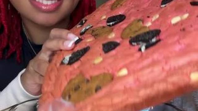 大号曲奇饼干沾牛奶