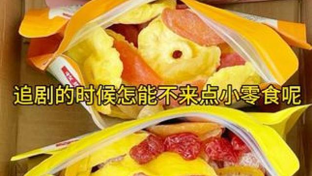 活蹦乱跳的小鱼不吃，而是全部扔地上。#零食推荐 #小鱼仔 #深海小鱼仔