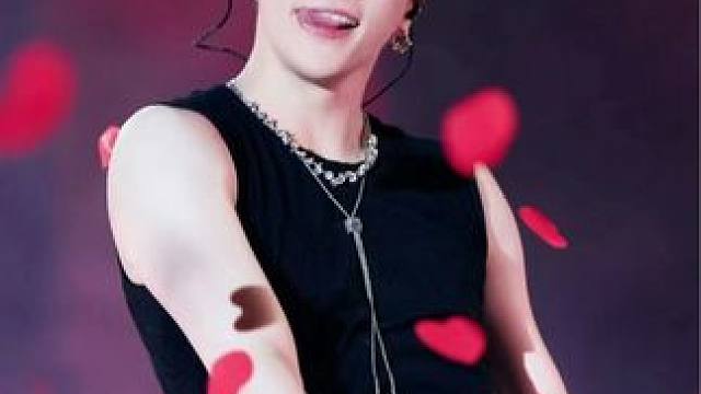 “开始慢慢懂爱情，却开始害怕听情歌” #薛之谦#你还要我怎样#现场版live#薛之谦演唱会苏州站#薛