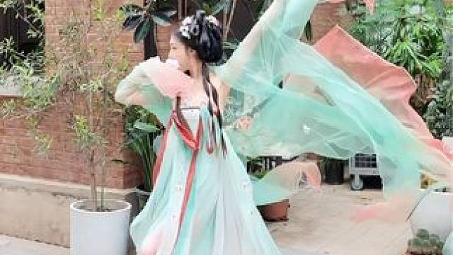 问世间情是何物 不过一物降一物
#古典舞 #国风古韵 #汉服