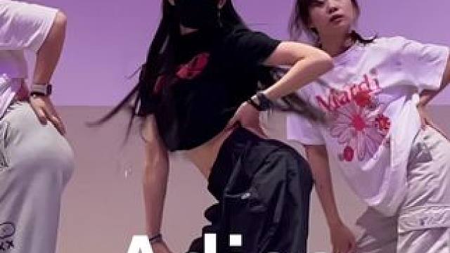 我的甜美发自内心（这一身黑太没气氛了）
#yori编舞 #dance #翻跳 #