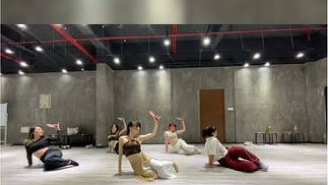 学街舞，到IDOL！4-50岁都可以来！这是我见过做阔气的老板！全店通用99十节课！两店通用，心动的