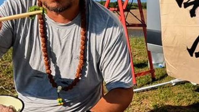 露营生活有酒有肉，江边的天气格外好，吃肉喝酒特别香#户外美食 #户外生活 #野外露营 