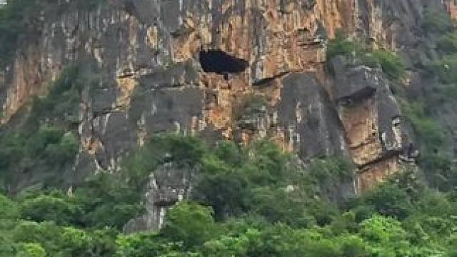 悬崖洞中惊险，现代帐篷，帐篷后隐藏着一个人为开凿的通道，你敢信吗？这个山洞中究竟隐藏着什么秘密？长视