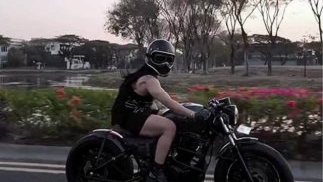 小姐姐的Honda本田150bobber  
#复古机车 #bobber #本田摩托 #机车小姐姐 