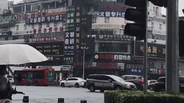在十字路口躲雨#随拍 #现场实拍 #第一视角 #街景随拍 #城市记忆