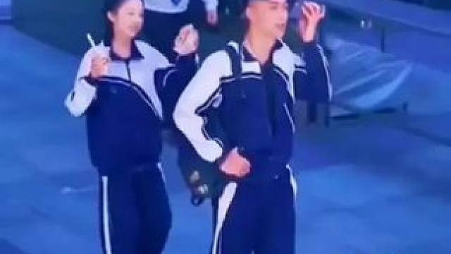 这大概就是青春的模样！校园青春时的暖男画面有点暖！#让人羡慕的青春一去不复返校园生活#学生时代