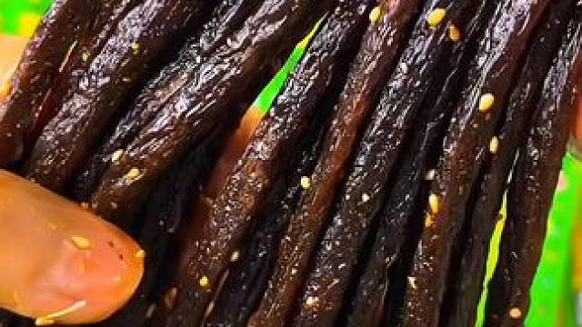 这么巨长的豆角干辣条!现在3.99就到手20包，香香辣辣还带点蒜香味田还是小时候的味道#辣条 #辣条