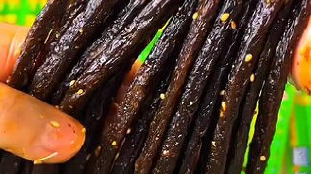 这么巨长的豆角干辣条!现在3.99就到手20包，香香辣辣还带点蒜香味田还是小时候的味道#辣条 #辣条