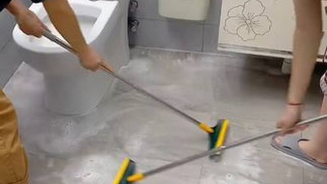 打扫卫生间 这个#地缝刷  可以一边刷一边刮 卫生间的边角缝隙都能清洁到位#多功能地板刷  #清洁刷