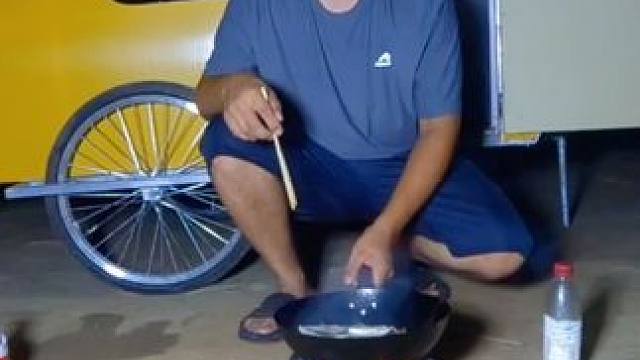 自制鱼竿去钓鱼想不到收获还真不少，晚上做个干煸小鱼仔吃太香了 #床车旅行 #野外生存技能 #野外露营