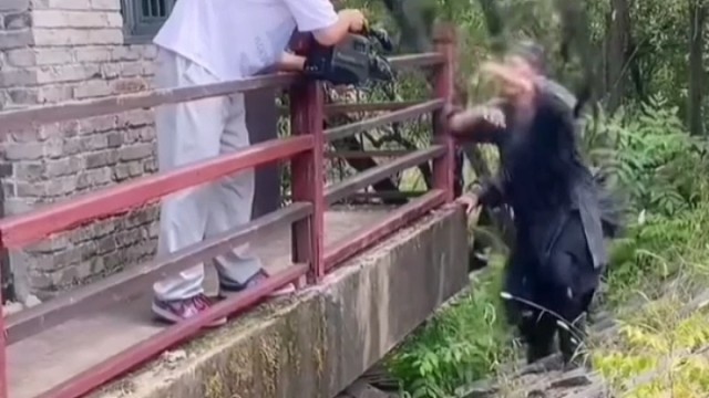 倒地，倒地…咔咔咔