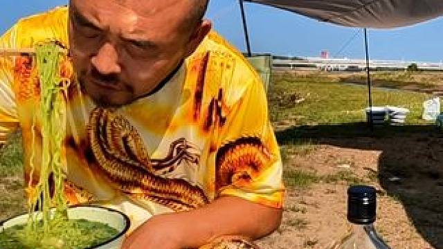 沙和尚露营在江边，31度的天气早餐吃姜片香菜面，老地道啦#野外露营 #户外生活 #户外美食 