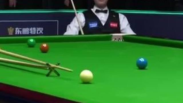 决胜局强行逆转，罗伯逊简单失误漏机会，丁俊晖一杆制胜怒锤球台