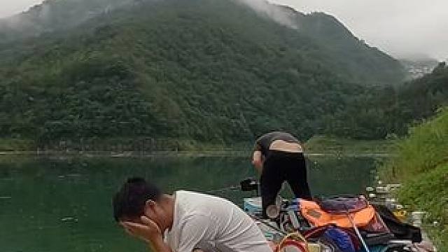 咱们昨晚钓了一个晚上鱼口不怎么好，咱们继续换位置到主河道来。