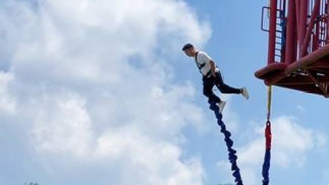 世界喧嚣，我心苦寂，万千愁绪化作无声叹息，飘散在风里。#蹦极 #武汉周边的蹦极