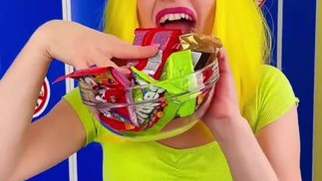 美女把糖果藏在臀部，这招数简直太牛了！ #看一遍笑一遍 #这操作都看傻了 #老外真会玩 #哈哈哈皮一