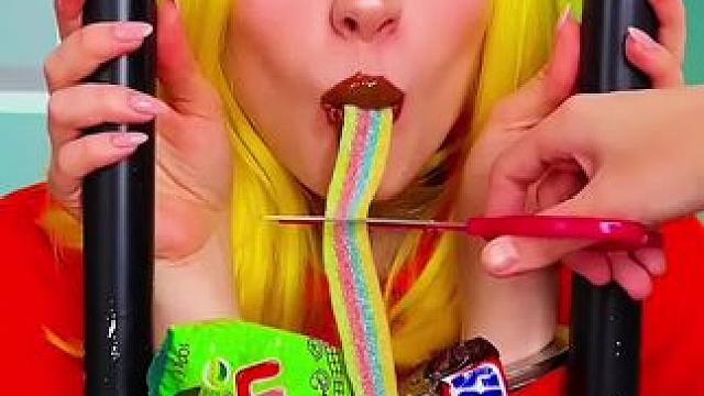 偷吃美食被保安一刀剪断，结局让人万万想不到！ #看一遍笑一遍 #这操作都看傻了 #老外真会玩 #哈哈