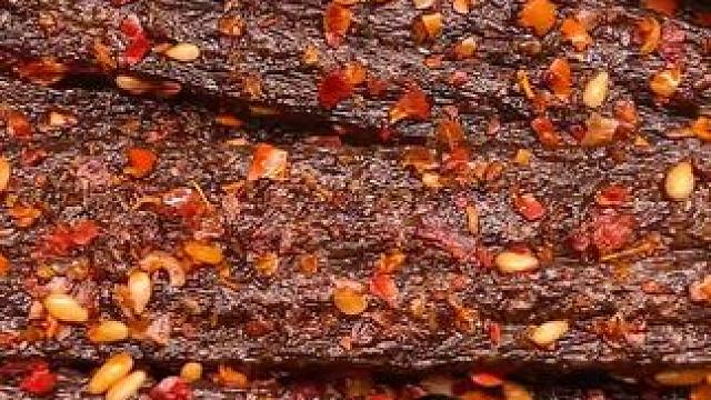 吃起来麻麻辣辣的，一口下去满嘴爆汁，嚼劲十足，太上头啦#好吃到停不下来 #无辣不欢 #辣条