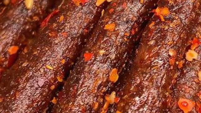 一口下去麻麻辣辣的满嘴爆汁，真的太满足了#好吃到停不下来 #辣条 #无辣不欢