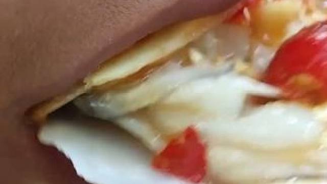 在森林里吃美味的生蚝搭配自制辣酱一起吃美味极了 #热点 #野外生活纪录片