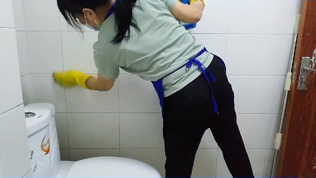 酒店保洁阿姨，用马桶水刷马桶！